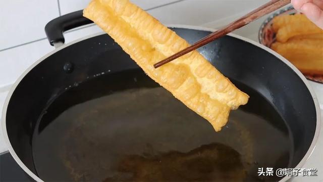 自制健康油条，告诉你做法窍门和详细配方，蓬松酥脆，凉了也不硬