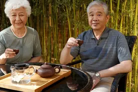 广东65岁大爷，坚持喝茶35年，总结出3个“教训”，早知早受益图片