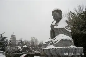 西安下大雪了，雪后的大雁塔和大唐不夜城，有种梦回大唐的感觉图片