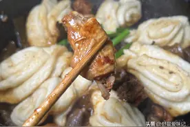用小笨鸡做铁锅炖鸡，加干豆角和娃娃菜等配菜，发面花卷吸收汤汁图片