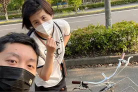 许昕在上海骑小摩托出门，拖鞋抢镜，媳妇骑自行车，揭原因秀恩爱图片