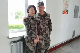 军恋丨边防连长和女军士，发糖了!图片