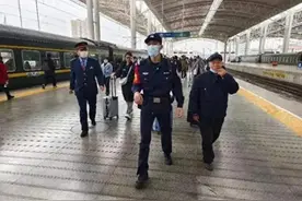 重孙女没上去车，着急！列车接力，解决！图片