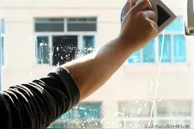 擦玻璃千万别用水，保洁阿姨偷教的窍门，省时干净，一点灰都不留图片