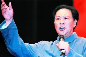 1991年，解放军上将向古月敬礼，他连忙推辞：我这个假主席不敢当图片