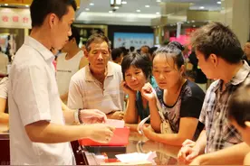 金银首饰店里的金首饰，为什么会被吸铁石吸动？吸铁石还能吸金？图片