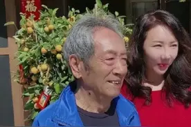 73岁老戏骨娶36岁女星，婚后连生二子，自己一身疲惫妻子依然娇艳图片
