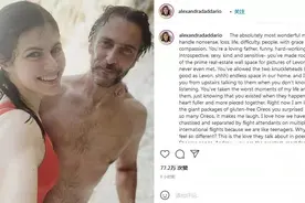 35岁达达里奥与52岁男友订婚，发合影秀恩爱，网友：像爸爸和女儿图片