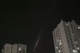 哈尔滨夜空划过多个不明发光体，专家回应：可能是人造物解体，进入大气层时，出现了这种情况图片