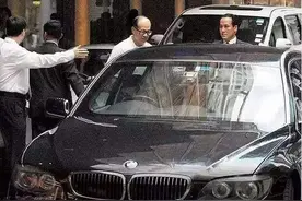 李嘉诚有辆国产车，因为太豪华舍不得开，被收藏在地下车库20余年图片