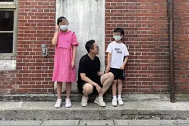 汪小菲再晒与儿女合影不忘打码，大S未给青春期女儿穿小背心挨批图片