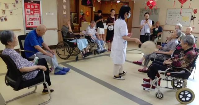 宛如春风拂花海