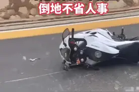 重骑摩托车女骑手跑山出车祸，弯道与商务车相撞倒地不省人事图片
