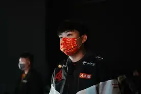 宠儿拿到第三款年度MVP专属皮肤，这炫酷的粉色，没人能抵抗得住图片