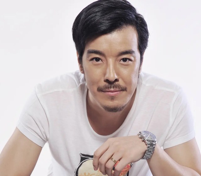 "许大茂"海一天携妻出游,小12岁娇妻穿背心出镜,大秀曼妙身材