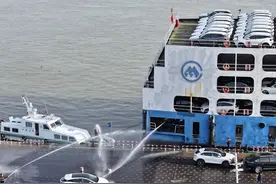 长江武汉段举行新能源汽车滚装船运输消防演习图片