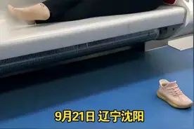“赤脚大仙”横躺地铁座椅，不料鞋被围观乘客踢下车图片