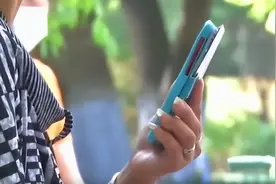 “我会孤独终老！”70岁阿姨微信被封很崩溃，网友：那是她生活的寄托……图片