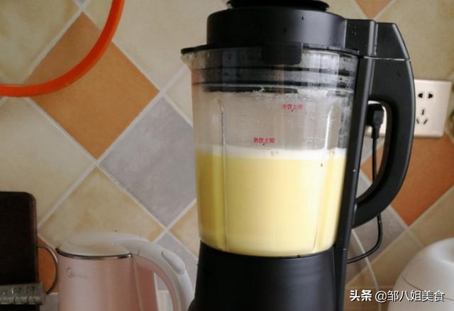在家自制玉米汁，不要只用水，巧加“2料”，玉米汁又顺滑又香浓