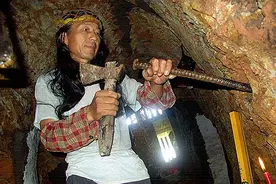00年江西男子失恋后躲进山洞，花6年凿出3室1厅,有床还可看电视图片