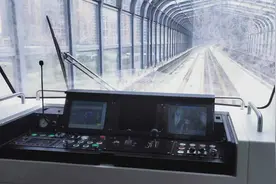 女乘客被自动地铁屏蔽门夹住，不幸身亡，事故原因究竟出在哪？图片