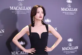 辛芷蕾真是胖得恰到好处，穿小黑裙秀肩秀腰又秀腿，身材太好了图片