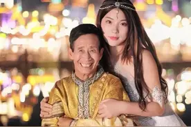 50岁老汉拾破烂养育弃婴，24年后女儿身家千万，亲生父母会后悔吗图片