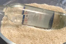 大米长虫不用愁，米铺老板教我1招，大米长虫全溜光图片