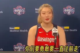 幸福！李梦张隆在美国逛街，脸贴脸看手机如胶似漆，前妻无奈发声图片