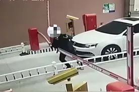 男子多次掰弯道闸栏杆，开车强闯小区！法院判了图片