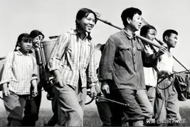 上海男知青为回城抛弃傣族女友，多年后见到一傣族美女，悔恨落泪图片