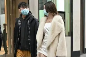 看街拍 识包包：9组情侣逛街选了什么包？你认识哪些？图片