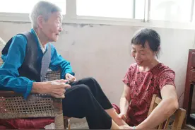 一位老人流露心声：“住女儿家后，才懂儿女之间的不同”，很现实图片