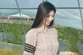 漂亮小姐姐去摘草莓，都穿得那么时尚潮流图片