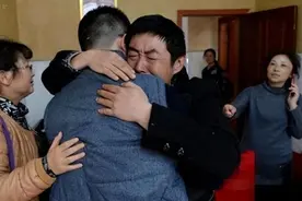 儿子3岁被拐，爸爸从5楼一跃而下，妈妈苦寻25年发现儿子竟是好友图片