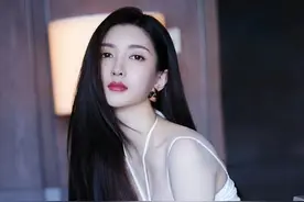 江疏影：白调穿搭显清丽样貌，肤白貌美真迷人图片