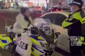 女子擅坐警车拍照还对交警撒娇称“我喜欢你”，接下来……图片