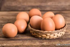 用这个方法保存鸡蛋，比冰箱还管用，放3个月也新鲜，夏天也不怕图片