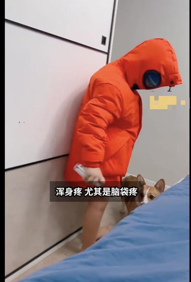 父母都阳性,8岁娃全副武装照顾,仔细一看装扮亮了,网友:小奥特曼