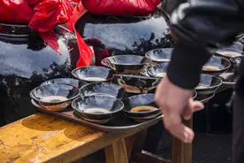 “血盅酒”：古代士兵用动物血液增加勇气和力量的奇特饮食习惯图片