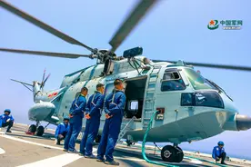 雄鹰振翅 砺剑海空：海军陆战队某旅开展跨昼夜着舰训练图片