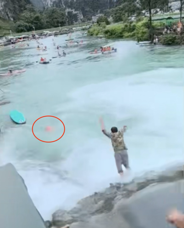 广西都安吞榜天窗有人溺水，围观者纷抛救生圈，好心人飞身投急流