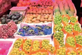 昆明：解暑神器西瓜7—10元/公斤 山竹、榴梿最贵四五十元/公斤图片