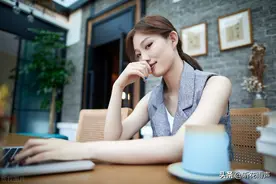 女人的这些“开玩笑”，其实是暗示你，对你有好感图片