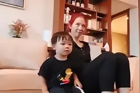 48岁蔡少芬素颜陪儿子玩，妆前妆后差距大，眼窝凹陷被指像老太图片