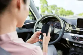 前车绿灯长时间不走，后车能压实线变道吗？千万不要做错！图片