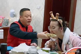 “洪荒少女”傅园慧与父亲撒娇式互动，父亲霸气回复“巨婴论”图片