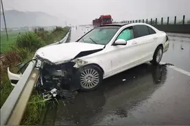 雨天行车请牢记：控距、降速、亮尾！图片