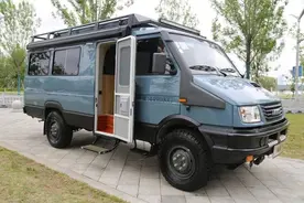 硬核大玩具 南京依维柯欧霸2045四驱露营车图片