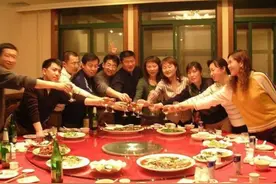 同学聚会中要注意“三类人”，不是坑你就是害你，这就是现实图片